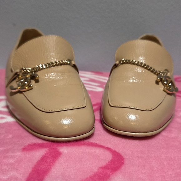 Chanel Women's Tan Loafer With Gold Accent CC Chain, Size 37.5 - Picture 2 of 9